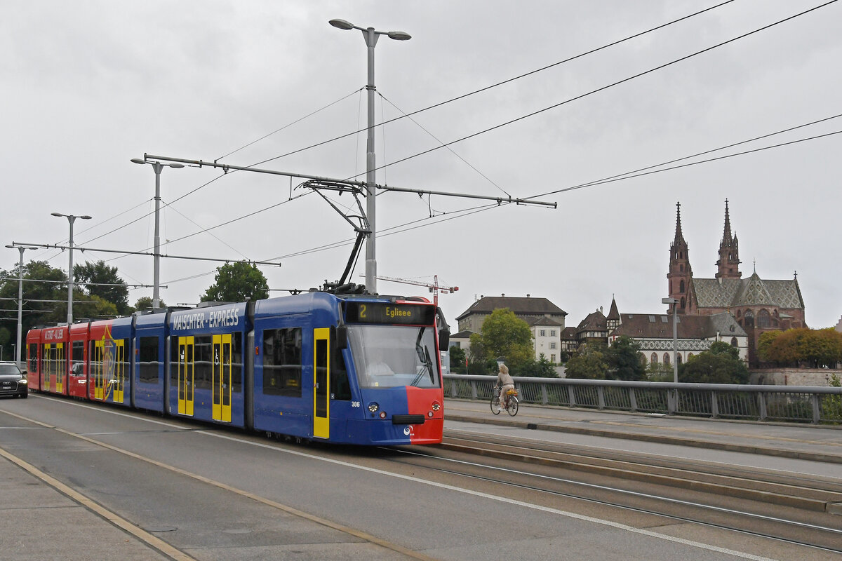 Be 6/8 Combino 306 FC Basel, auf der Linie 2, überquert am 10.09.2024 die Wettsteinbrücke. Aufnahme Basel.