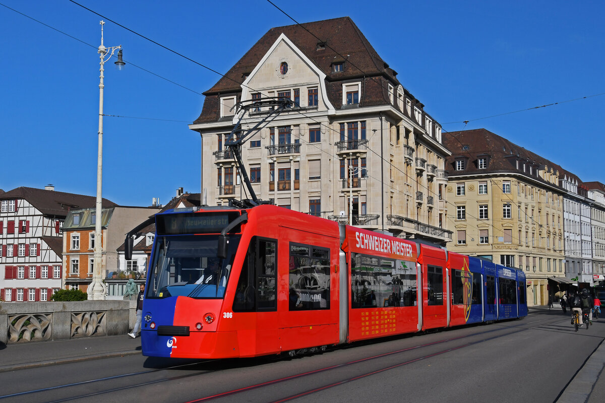 Be 6/8 Combino 306 FC Basel, auf der Linie 8, überquert am 04.11.2024 die Mittlere Rheinbrücke. Aufnahme Basel.