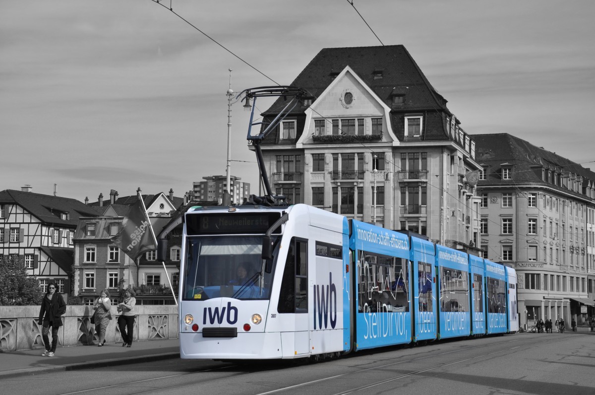 Be 6/8 Combino 307 mit der IWB Werbung überquert die Mittlere Rheinbrücke. Der Hintergrund ist absichtlich in Schwarz/Weiss gehalten. Die Aufnahme stammt vom 15.10.2014. 