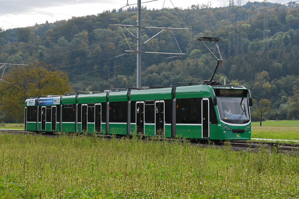 Be 6/8 Combino 312, auf der Linie 14, fährt am 07.10.2024 zur Haltestelle Rothausstrasse. Aufnahme Muttenz.