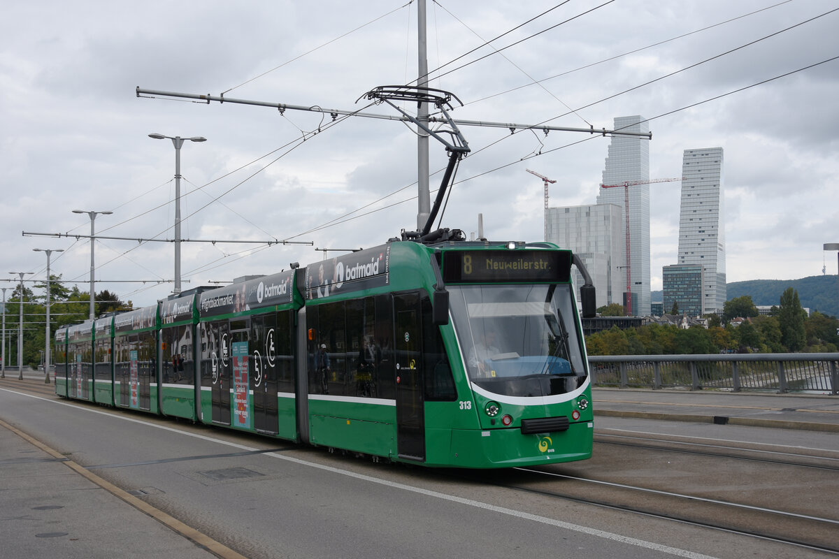 Be 6/8 Combino 313, auf der wegen einer Baustelle umgeleiteten Linie 8, überquert am 25.09.2022 die Wettsteinbrücke.