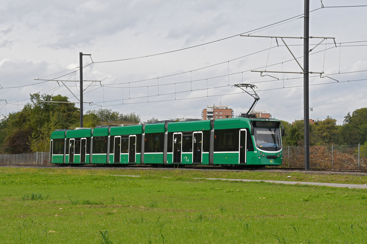 Be 6/8 Combino 313, auf der Linie 14, fährt am 25.09.2024 zur Haltestelle Lachmatt. Aufnahme Pratteln.