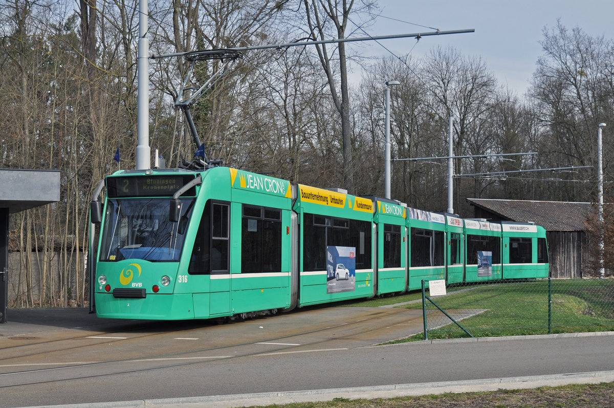 Be 6/8 Combino 316, auf der Linie 2, wartet in der Schlaufe beim Eglisee. Die Aufnahme stammt vom 22.03.2018.