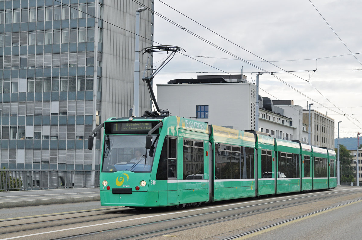 Be 6/8 Combino 316, auf der Linie 1, überquert die Dreirosenbrücke. Die Aufnahme stammt vom 17.09.2016.