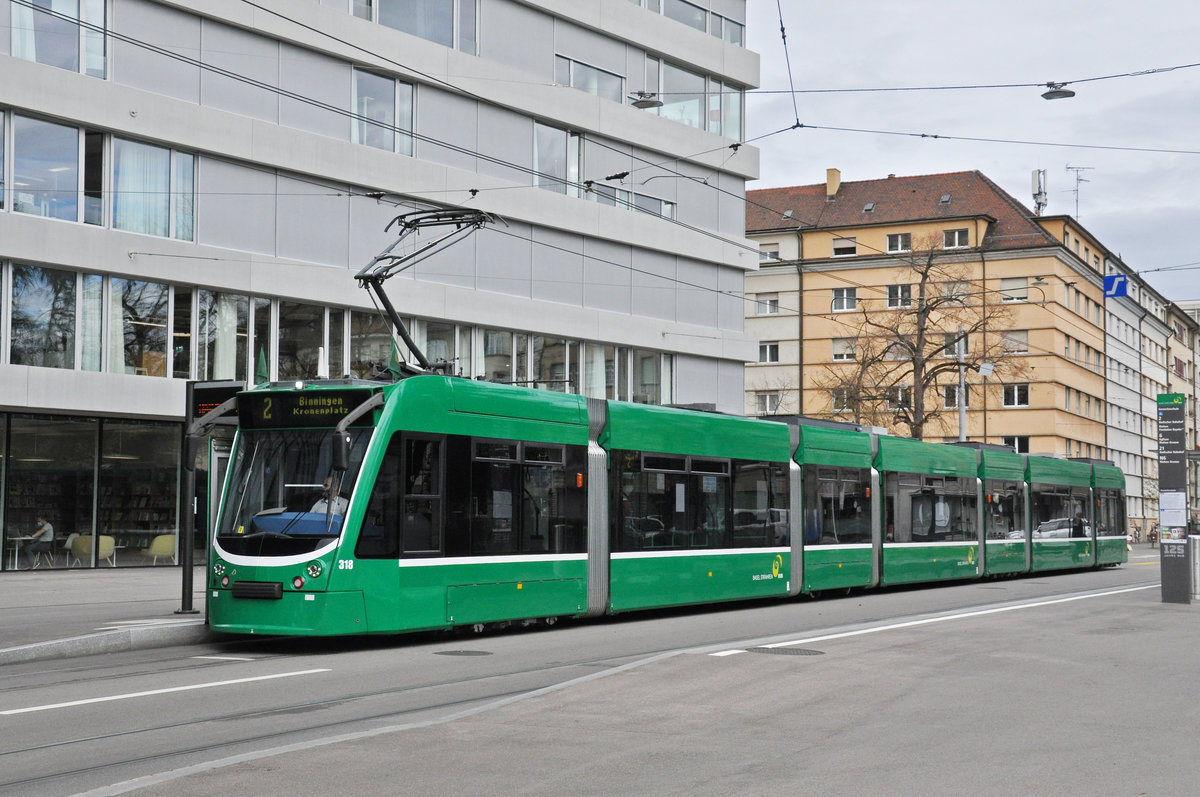 Be 6/8 Combino 318, auf der Linie 2, bedient die Haltestelle Gewerbeschule. Die Aufnahme stammt vom 02.11.2020.