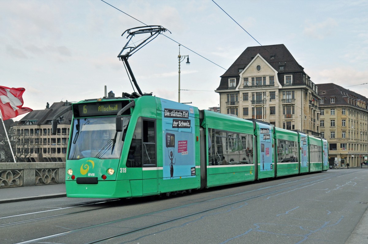 Be 6/8 Combino 319 mit einer Yallo Teilwerbung auf der Linie 6 überquert die Mittlere Rheinbrücke. Die Aufnahme stammt vom 06.03.2015.