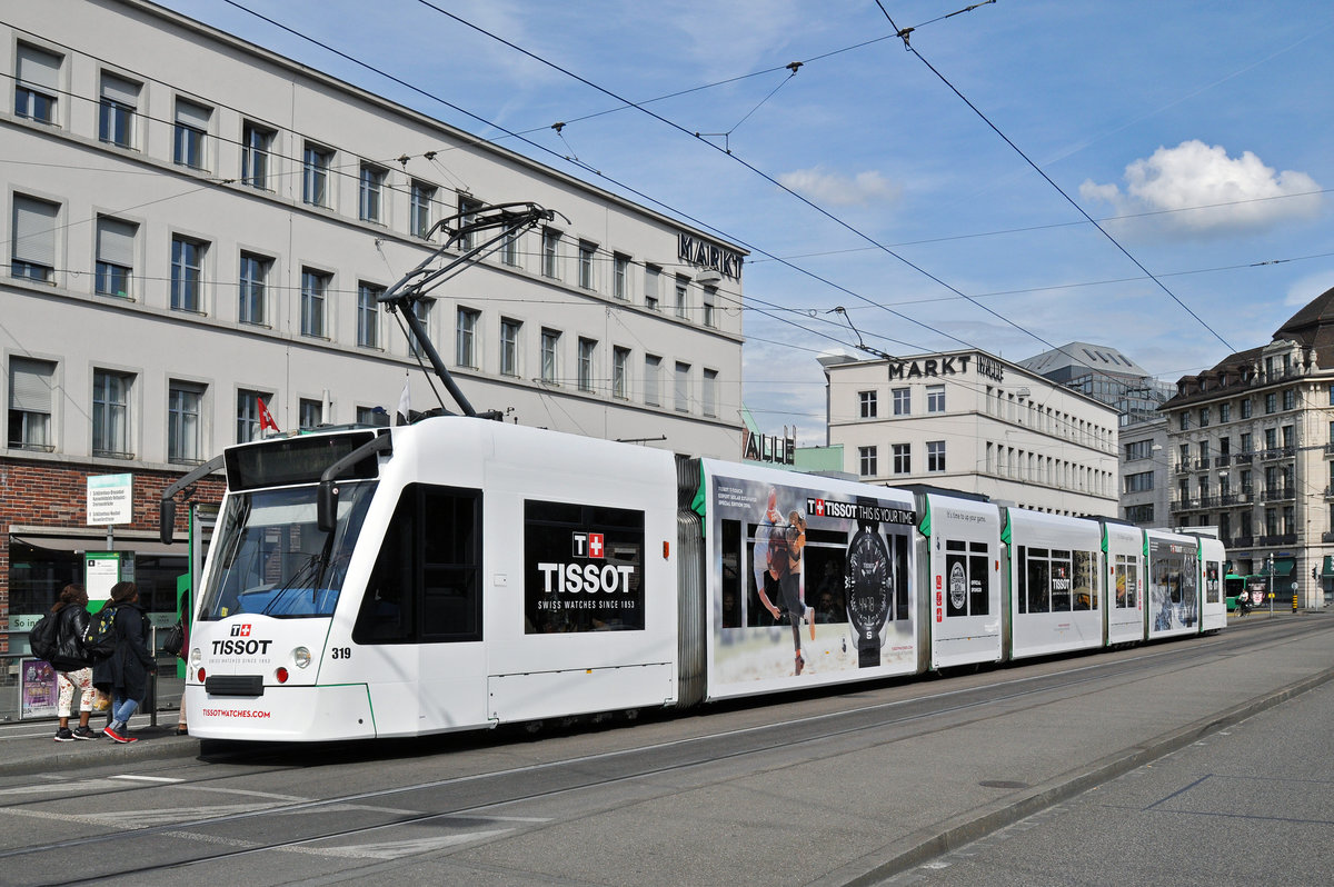 Be 6/8 Combino 319, mit einer Tissot Uhren Werbung, bedient die Haltestelle an der Markthalle. Die Aufnahme stammt vom 22.04.2016.