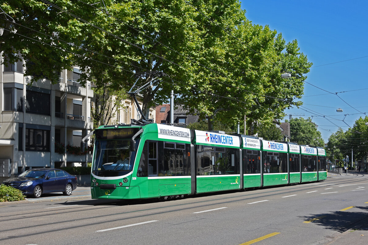 Be 6/8 Combino 320, auf der Linie 8, fährt zur Haltestelle Schützenhaus. Die Aufnahme stammt vom 16.07.2022.