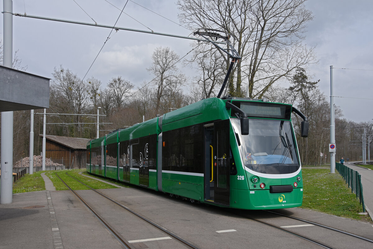 Be 6/8 Combino 326, auf der Linie 2, wartet in der Schlaufe beim Eglisee. Die Aufnahme stammt vom 19.03.2021.