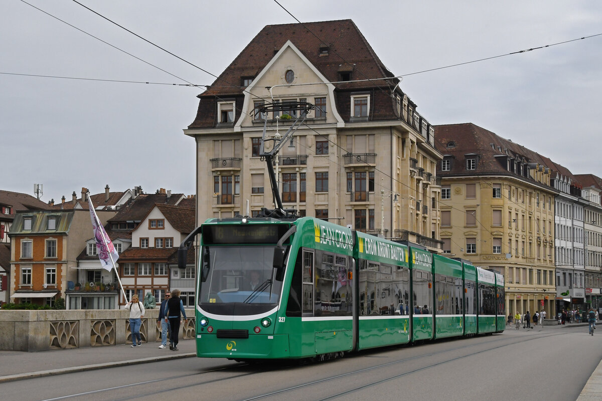 Be 6/8 Combino 327, auf der Linie 8, überquert am 26.08.2024 die Mittlere Rheinbrücke. Aufnahme Basel.