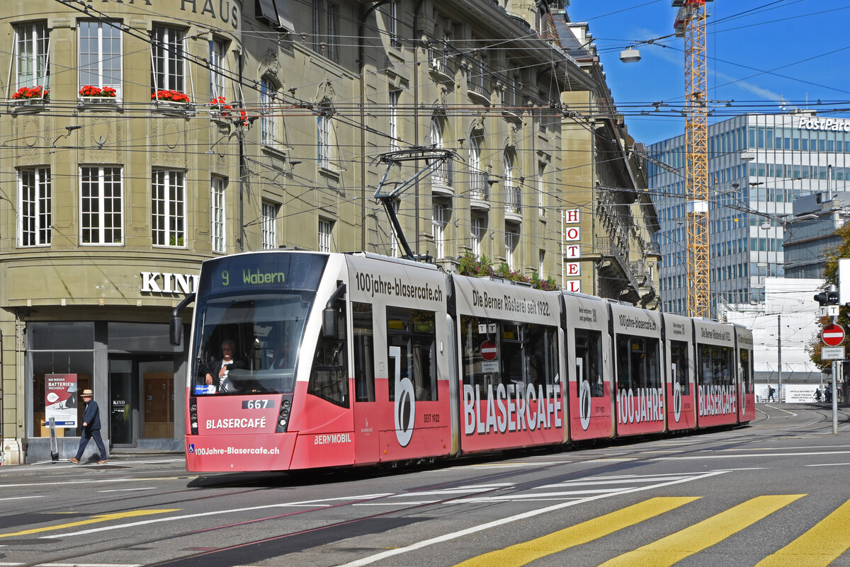 Be 6/8 Combino 667 mit der Werbung für 100 Jahre Blaser Café, auf der Linie 9, fährt am 04.10.2022 in die Monbijoustrasse.