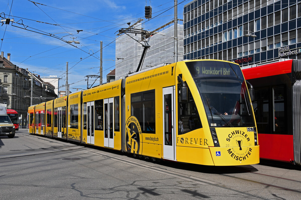 Be 6/8 Combino 667 YB Tram, auf der Linie 9, fährt am 09.07.2024 zur Haltestelle beim Bahnhof Bern.