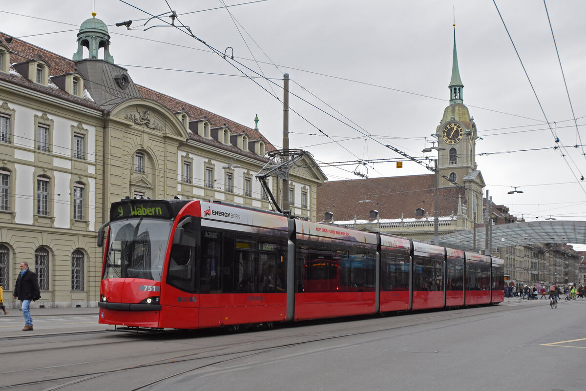 Be 6/8 Combino 751, auf der Linie 9, fährt zur Haltestelle Hirschengraben. Die Aufnahme stammt vom 30.11.2021.