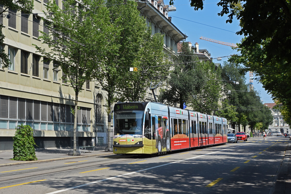 Be 6/8 Combino 752 mit der Denner Werbung, auf der Linie 9, fährt durch die Bundesgasse. Die Aufnahme stammt vom 21.08.2021.