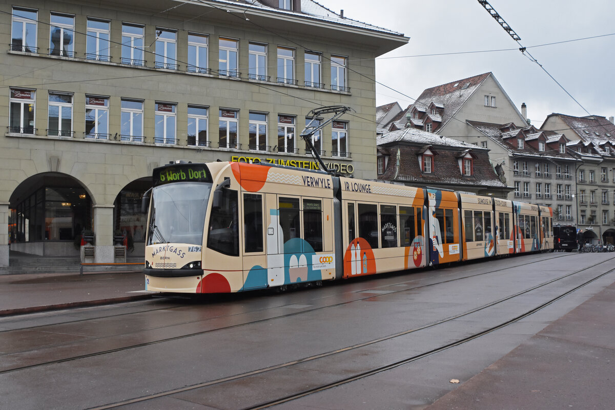 Be 6/8 Combino 762 mit der Werbung für die Marktgass, auf der Linie 6, fährt bei der Haltestelle Zytglogge am Casinoplatz ein. Die Aufnahme stammt vom 06.12.2021.