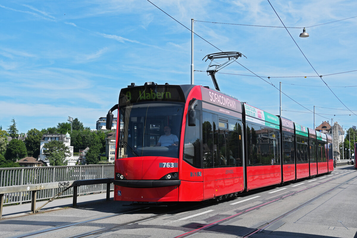 Be 6/8 Combino 763, auf der Linie 9, überquert am 09.07.2024 die Kornhausbrücke. Aufnahme Bern.