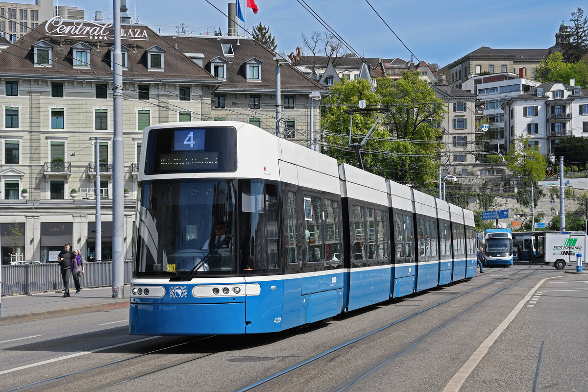 Be 6/8 Flexity 4020, auf der Linie 4, überquert am 12.04.2024 die Bahnhofbrücke in Zürich.