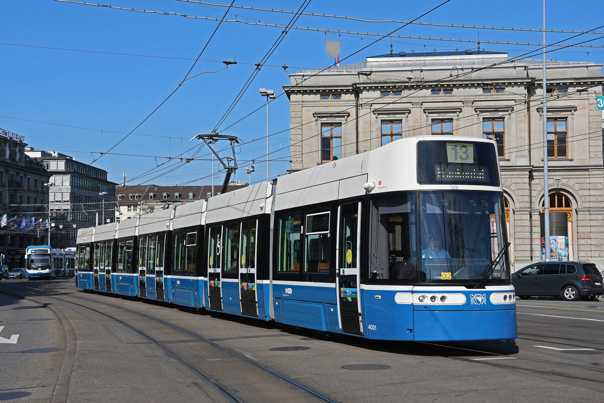 Be 6/8 Flexity 4021, auf der Linie 13, fährt am 12.04.2024 zur Haltestelle beim Bahnhof Zürich.