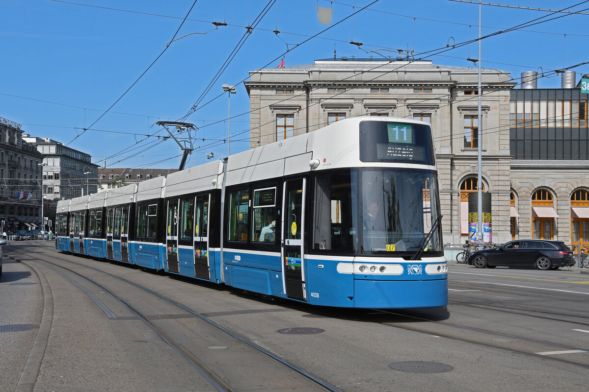 Be 6/8 Flexity 4028, auf der Linie 11, fährt am 22.08.2024 zur Haltestelle beim Bahnhof Zürich.