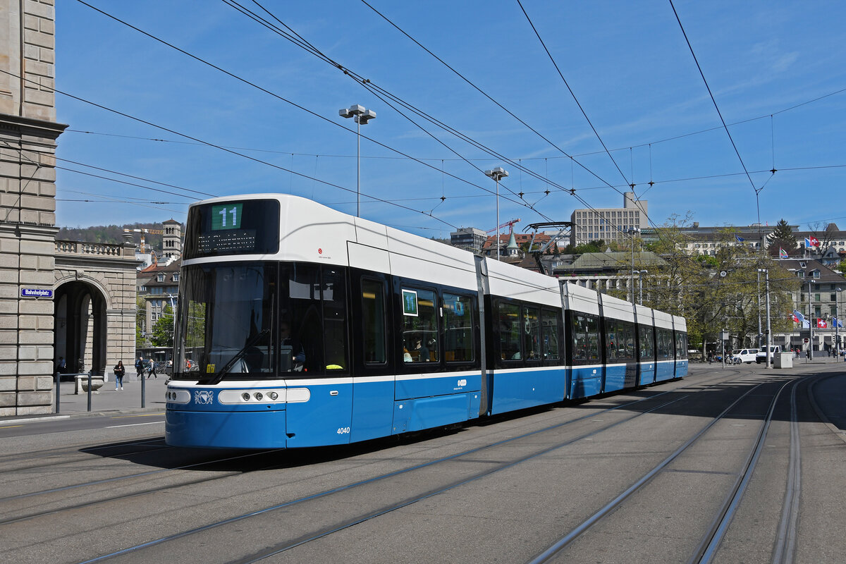 Be 6/8 Flexity 4040, auf der Linie 11, fährt am 12.04.2024 zur Haltestelle beim Bahnhofplatz Zürich.