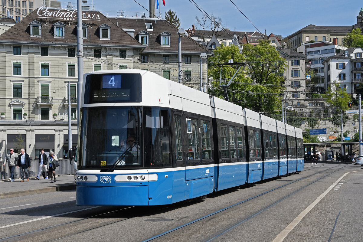 Be 6/8 Flexity 4050, auf der Linie 4, überquert am 12.04.2024 die Bahnhofbrücke in Zürich.