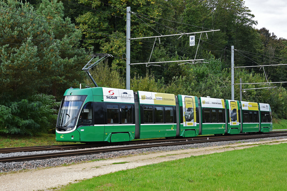 Be 6/8 Flexity 5007, auf der Linie 14, fährt am 07.10.2024 zur Haltestelle Lachmatt. Aufnahme Muttenz.