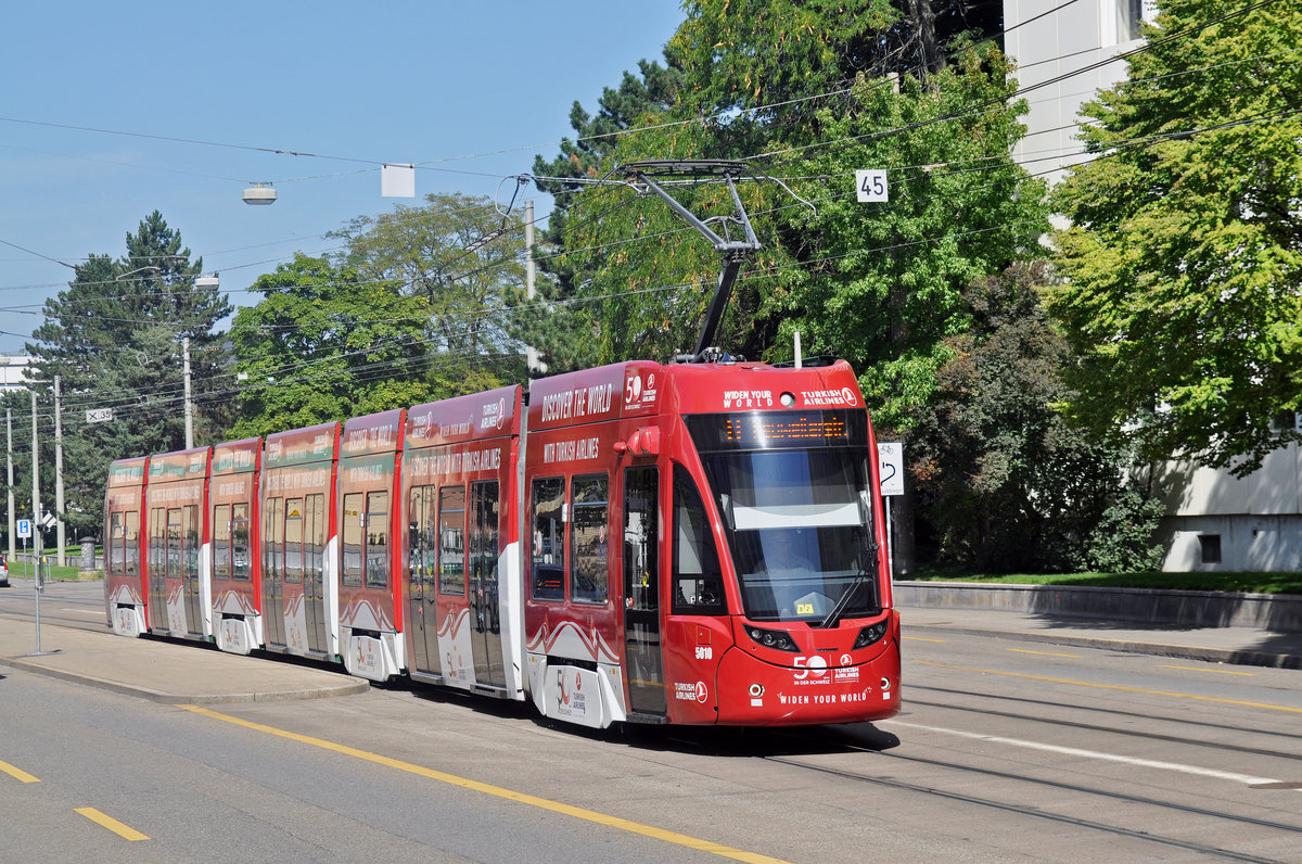 Be 6/8 Flexity 5010, mit der Turkish Airlines Werbung, verlässt die Haltestelle CIBA. Die Aufnahme stammt vom 29.08.2017.