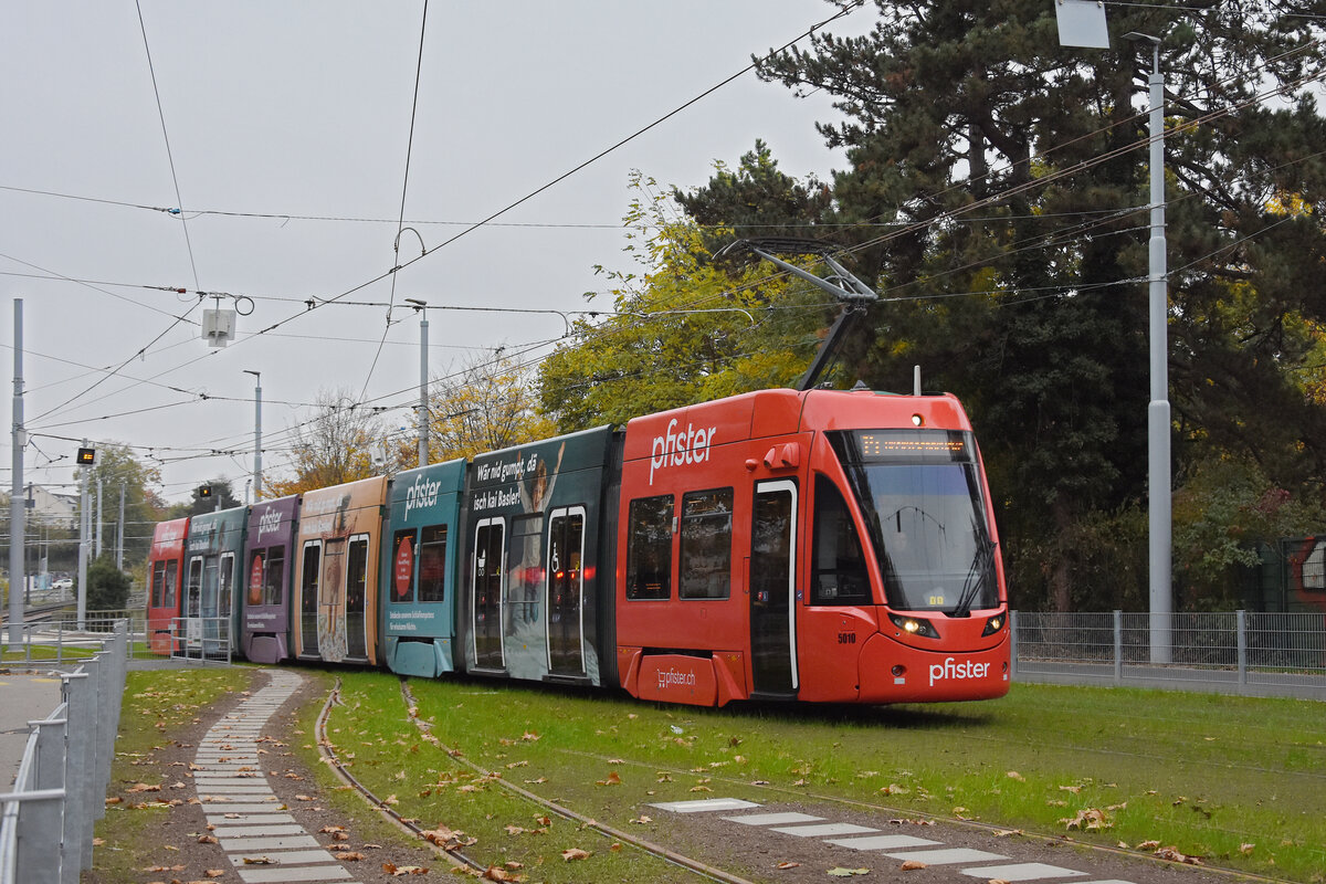 Be 6/8 Flexity 5010 mit der Werbung für das Möbelhaus Pfister, auf der Linie 14, fährt am 11.11.2024 zur Haltestelle St. Jakob. Aufnahme Basel.