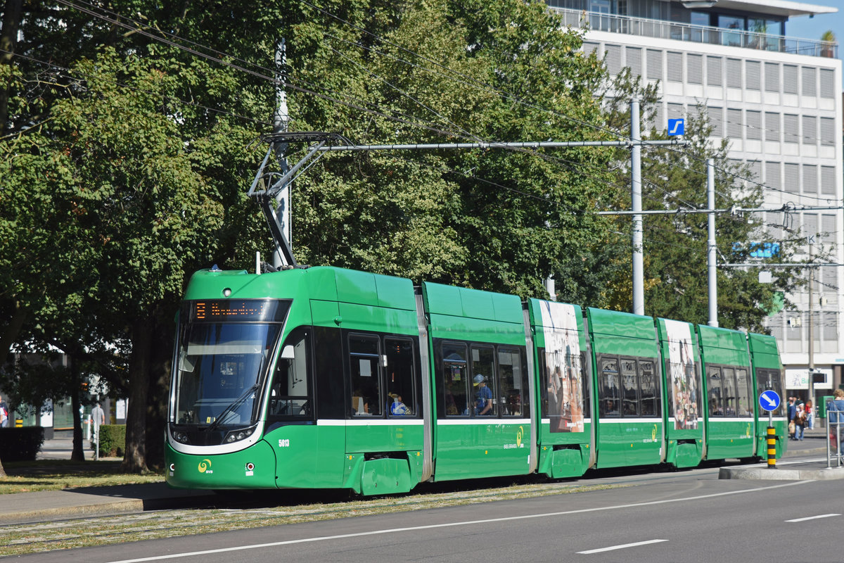 Be 6/8 Flexity 5013, auf der Linie 8, fährt zur Haltestelle am Bahnhof SBB. Die Aufnahme stammt vom 28.09.2018.