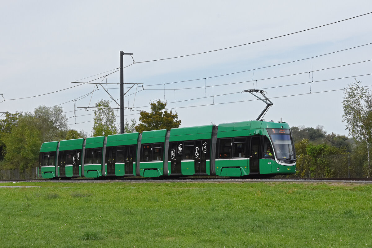 Be 6/8 Flexity 5013, auf der Linie 14, fährt am 30.09.2022 zur Haltestelle Lachmatt.