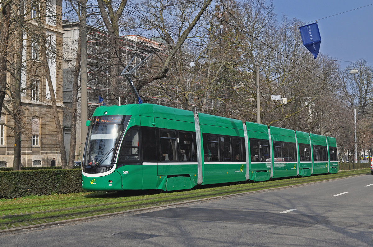 Be 6/8 Flexity 5014, auf der Linie 8, fährt zur Haltestelle am Bahnhof SBB. Die Aufnahme stammt vom 11.03.2016.