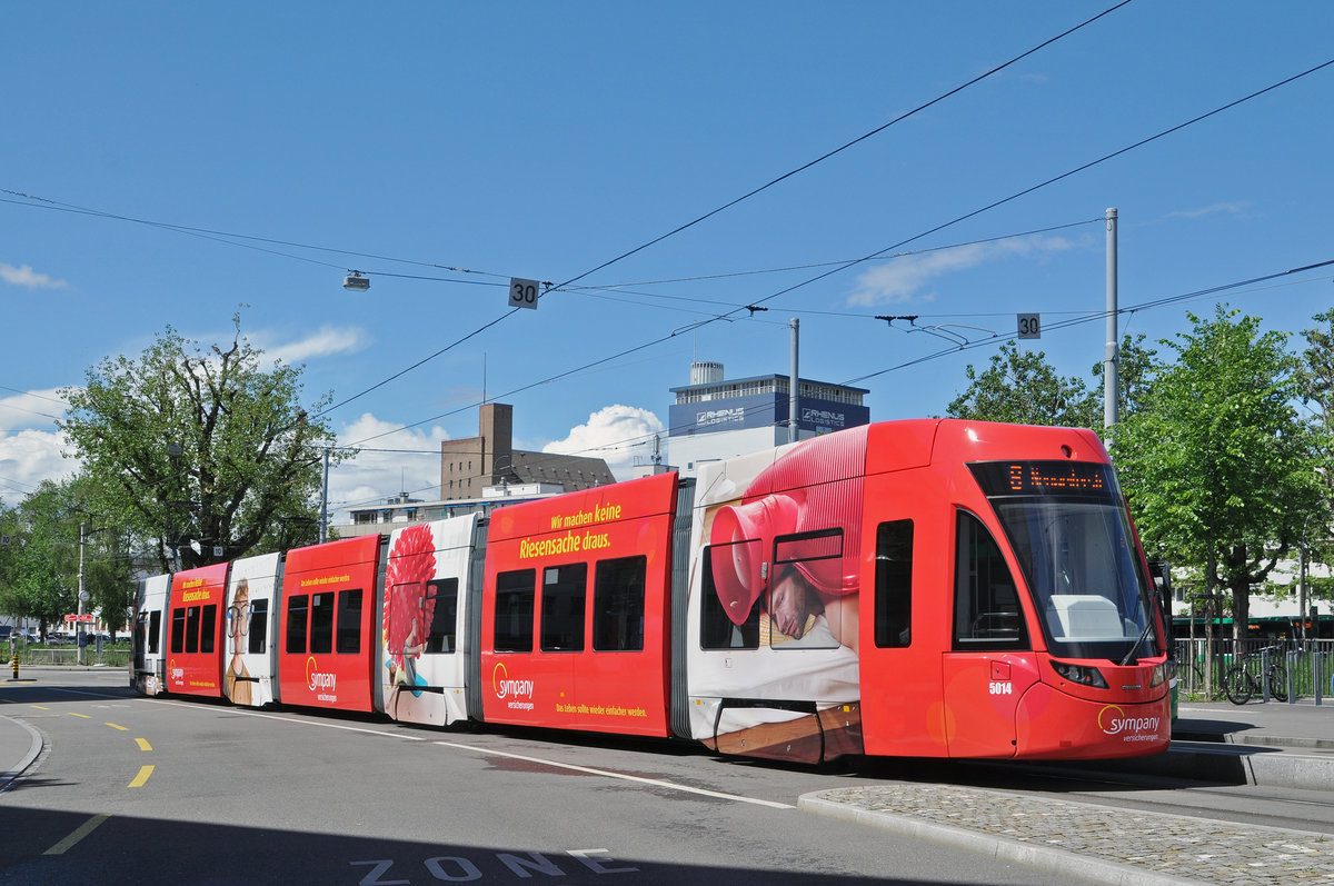 Be 6/8 Flexity 5014, mit der Sympany Werbung, wartet an der Haltestelle der Linie 8 in Kleinhüningen. Die Aufnahme stammt vom 14.05.2017.