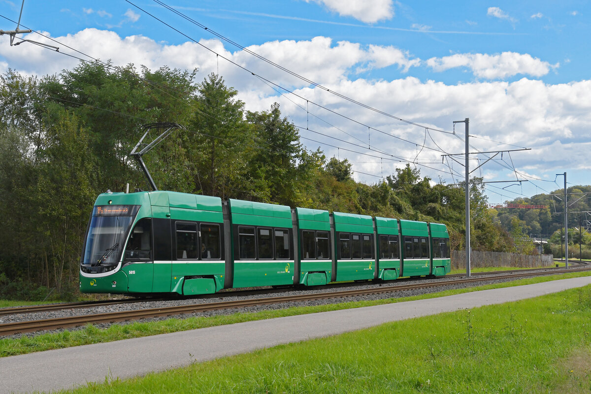 Be 6/8 Flexity 5015, auf der Linie 14, fährt am 30.09.2024 zur Haltestelle Rothausstrasse. Aufnahme Muttenz.