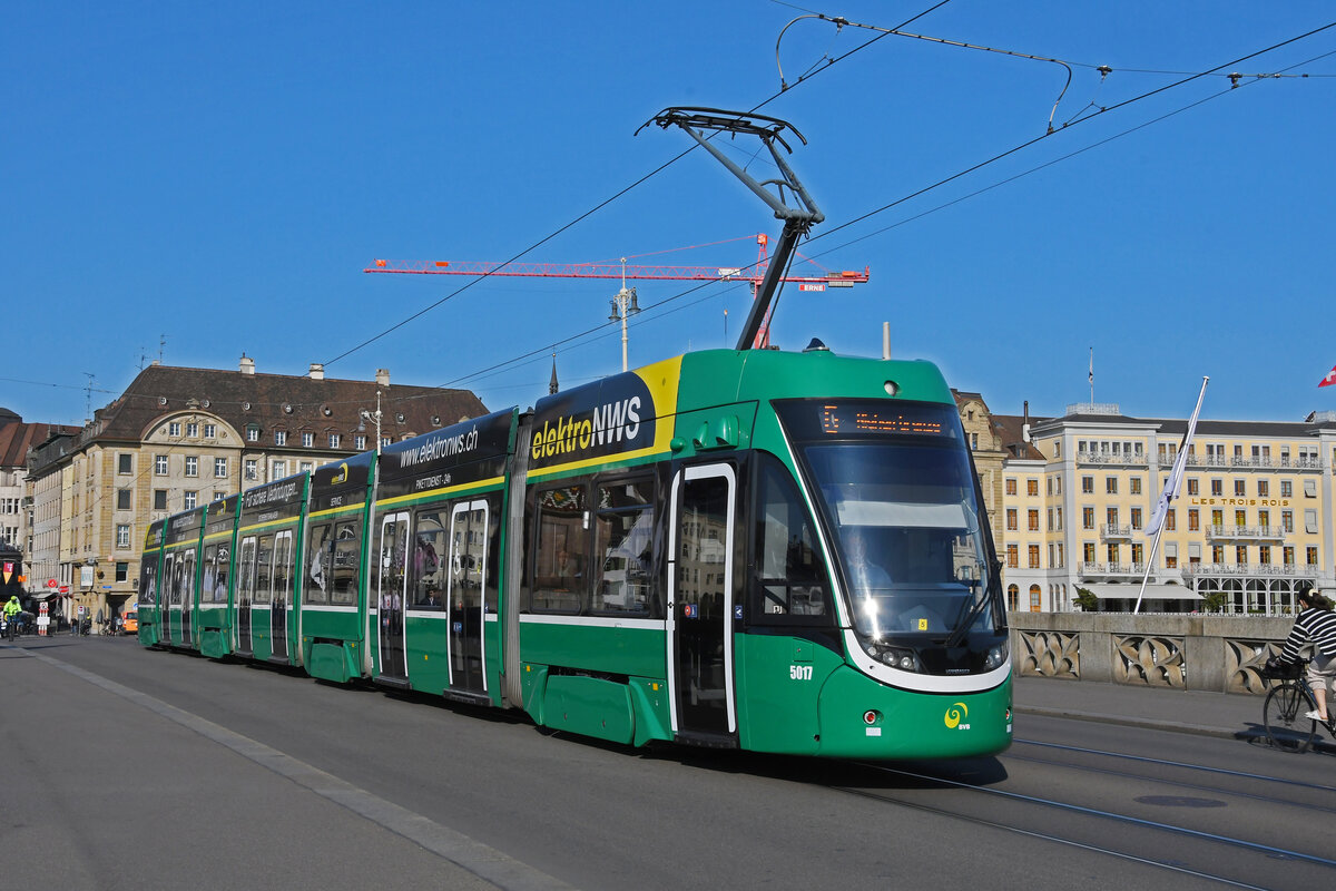 Be 6/8 Flexity 5017, auf der Linie 6, überquert am 31.05.2023 die Mittlere Rheinbrücke.