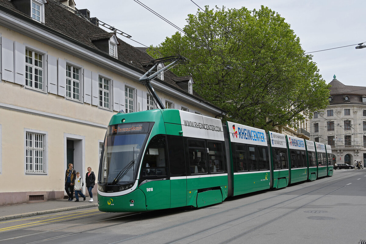 Be 6/8 Flexity 5018, auf der Linie 14, fährt am04.05.2024 den Steinenberg hinunter zur Haltestelle Barfüsserplatz.