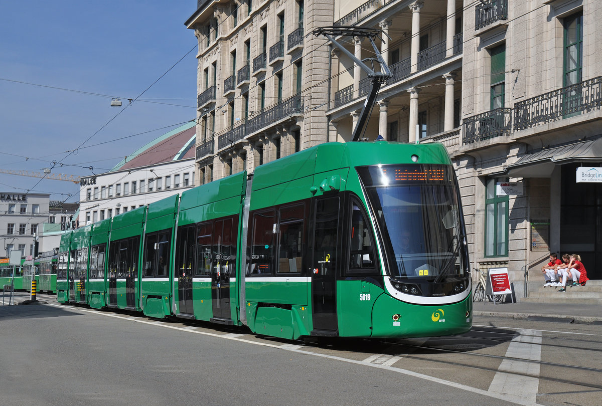 Be 6/8 Flexity 5019, auf der Linie 8, fährt zur Haltestelle am Bahnhof SBB. Die Aufnahme stammt vom 22.09.2016.