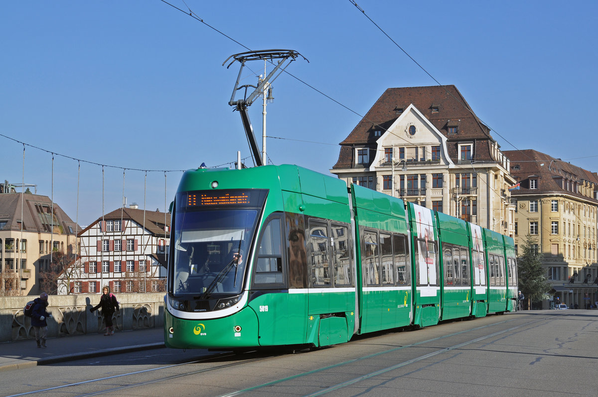 Be 6/8 Flexity 5019, auf der Linie 8, überquert die Mittlere Rheinbrücke. Die Aufnahme stammt vom 30.11.2016.