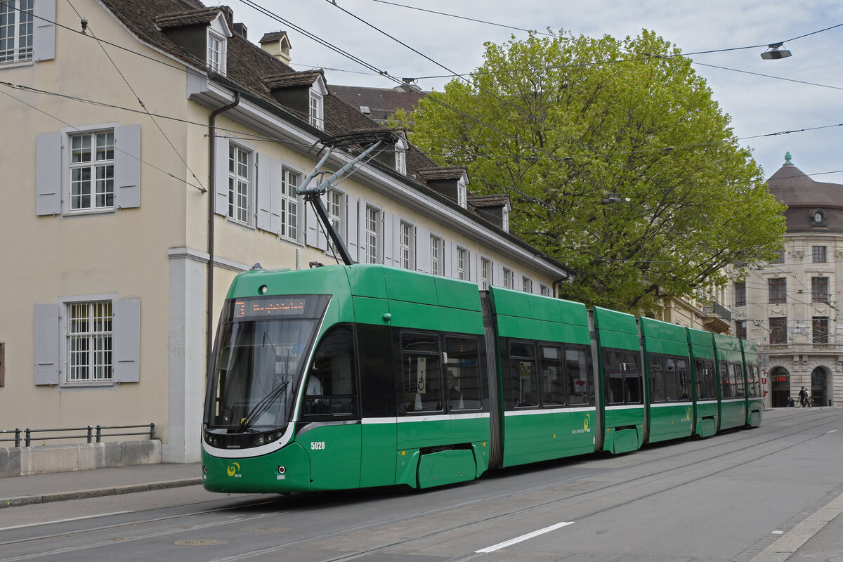 Be 6/8 Flexity 5020, auf der Linie 3, fährt am 29.04.2024 den Steinenberg hinunter zur Haltestelle Barfüsserplatz.