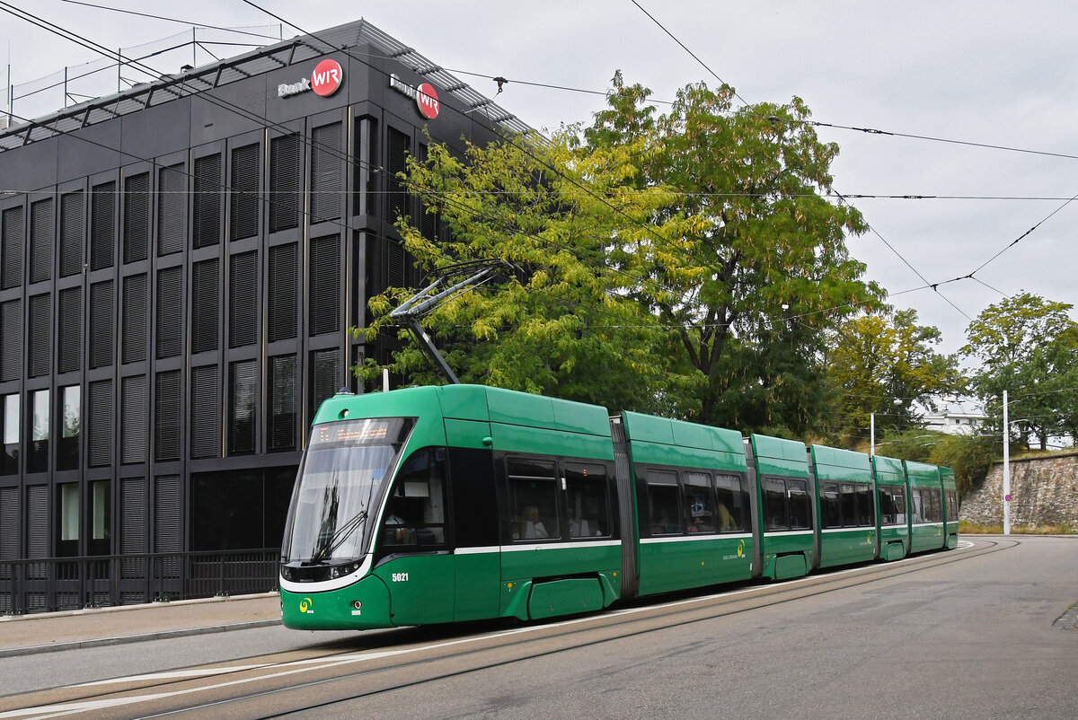 Be 6/8 Flexity 5021, auf der Linie 6, fährt am 26.08.2024 zur Haltestelle Heuwaage. Aufnahme Basel.