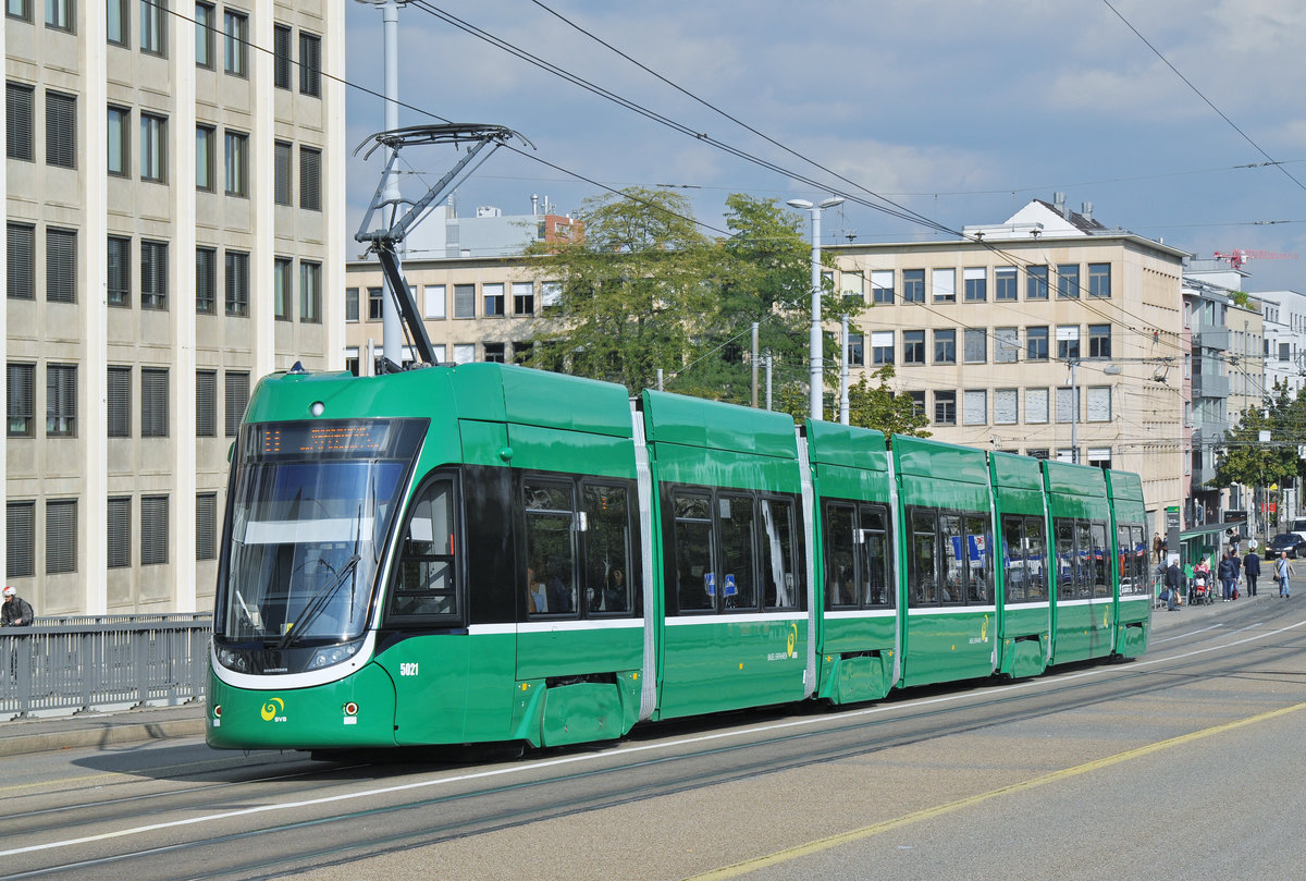 Be 6/8 Flexity 5021, auf der wegen einer Baustelle umgeleiteten Linie 8, überquert die Dreirosenbrücke. Die Aufnahme stammt vom 19.09.2016.