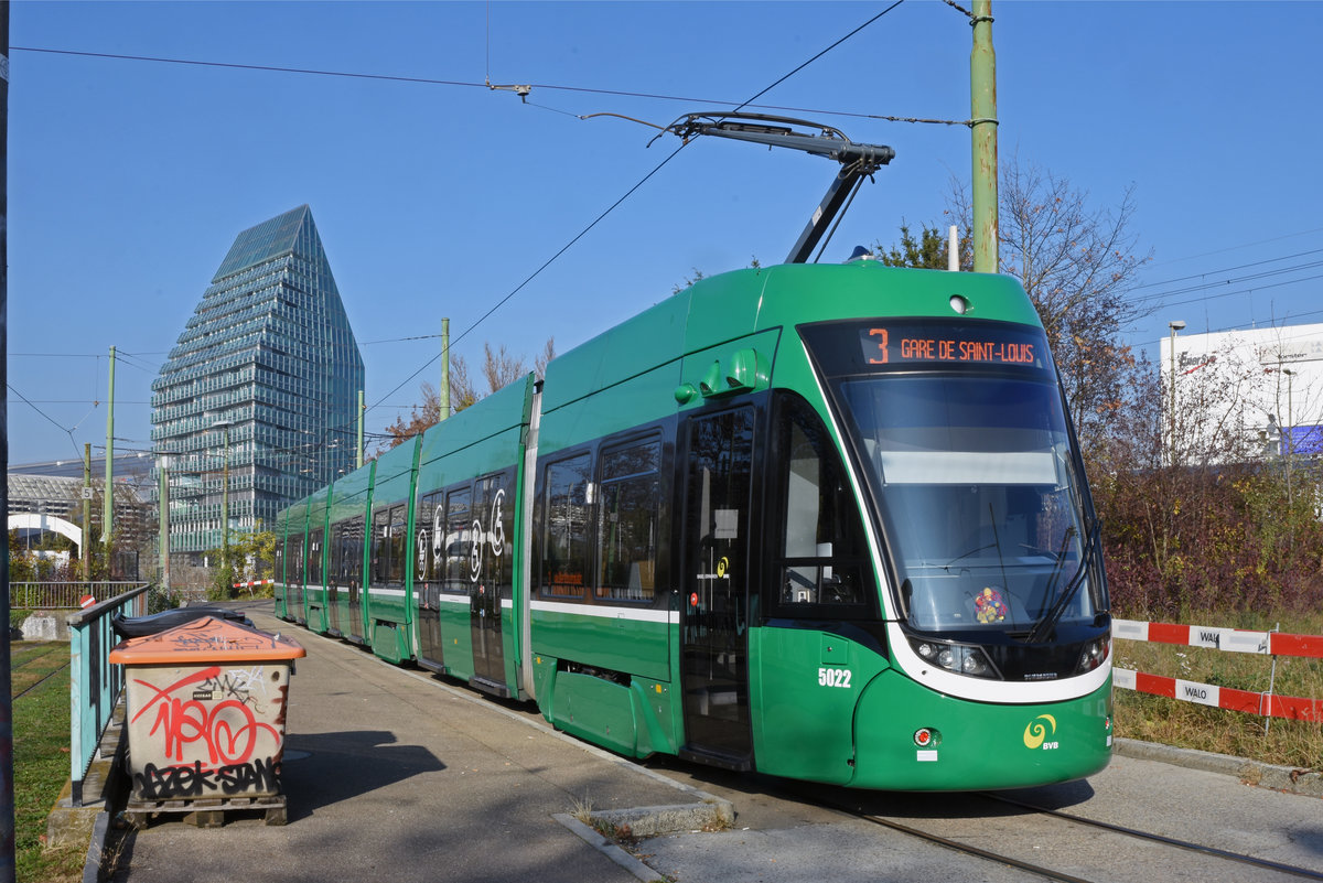 Be 6/8 Flexity 5022, auf der wegen einer Baustelle umgeleiteten Linie 3, wartet in der Schlaufe beim Schänzli. Die Aufnahme stammt vom 22.11.2018.