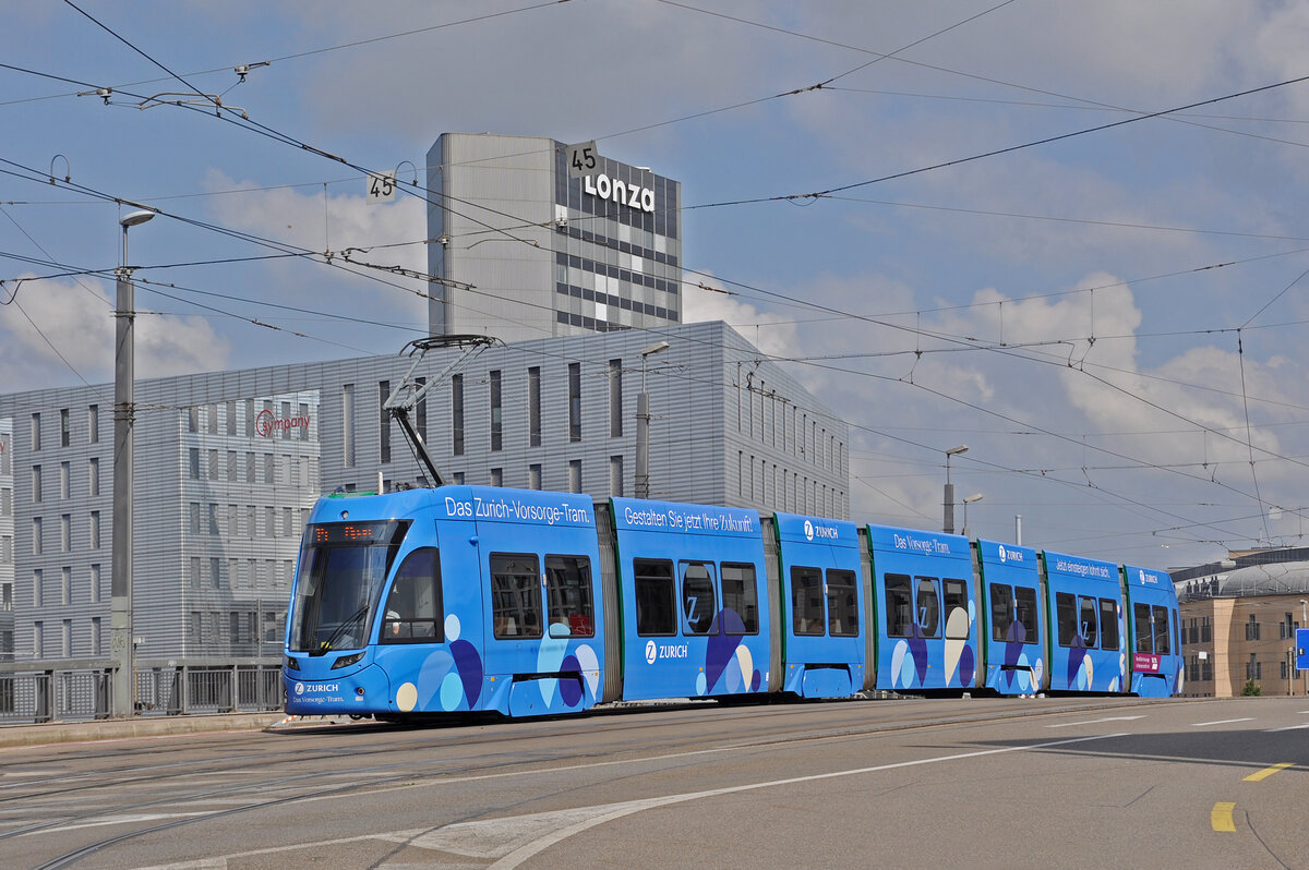 Be 6/8 Flexity 5022 mit der Werbung für die Zürich Versicherung, auf der wegen einer Grossbaustelle zwischen Hardstrasse und Pratteln umgeleiteten Linie 14, überquert am 19.08.2024 die Münchensteinerbrücke. Aufnahme Basel.