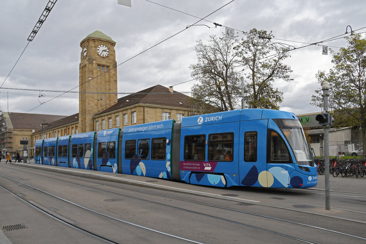 Be 6/8 Flexity 5022 mit der Werbung für die Zürich Versicherung, auf der Linie 6, bedient am 18.11.2024 die Haltestelle am badischen Bahnhof. Aufnahme Basel.