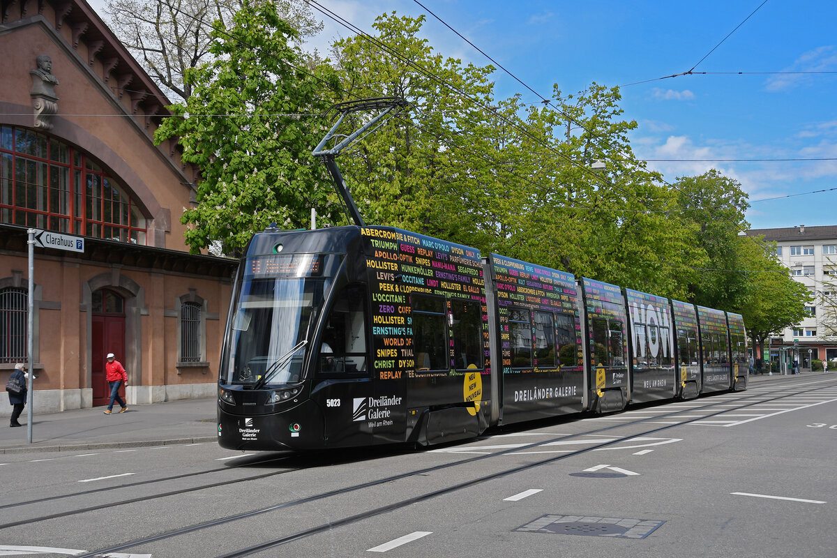 Be 6/8 Flexity 5023 mit der Werbung für die Dreiländer Galerie, auf der Linie 8, fährt am 21.04.2023 zur Haltestelle Claraplatz.