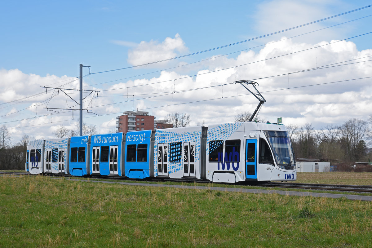 Be 6/8 Flexity 5025 mit der neuen IWB Werbung, fährt Richtung Haltestelle Lachmatt. Die Aufnahme stammt vom 04.03.2020.