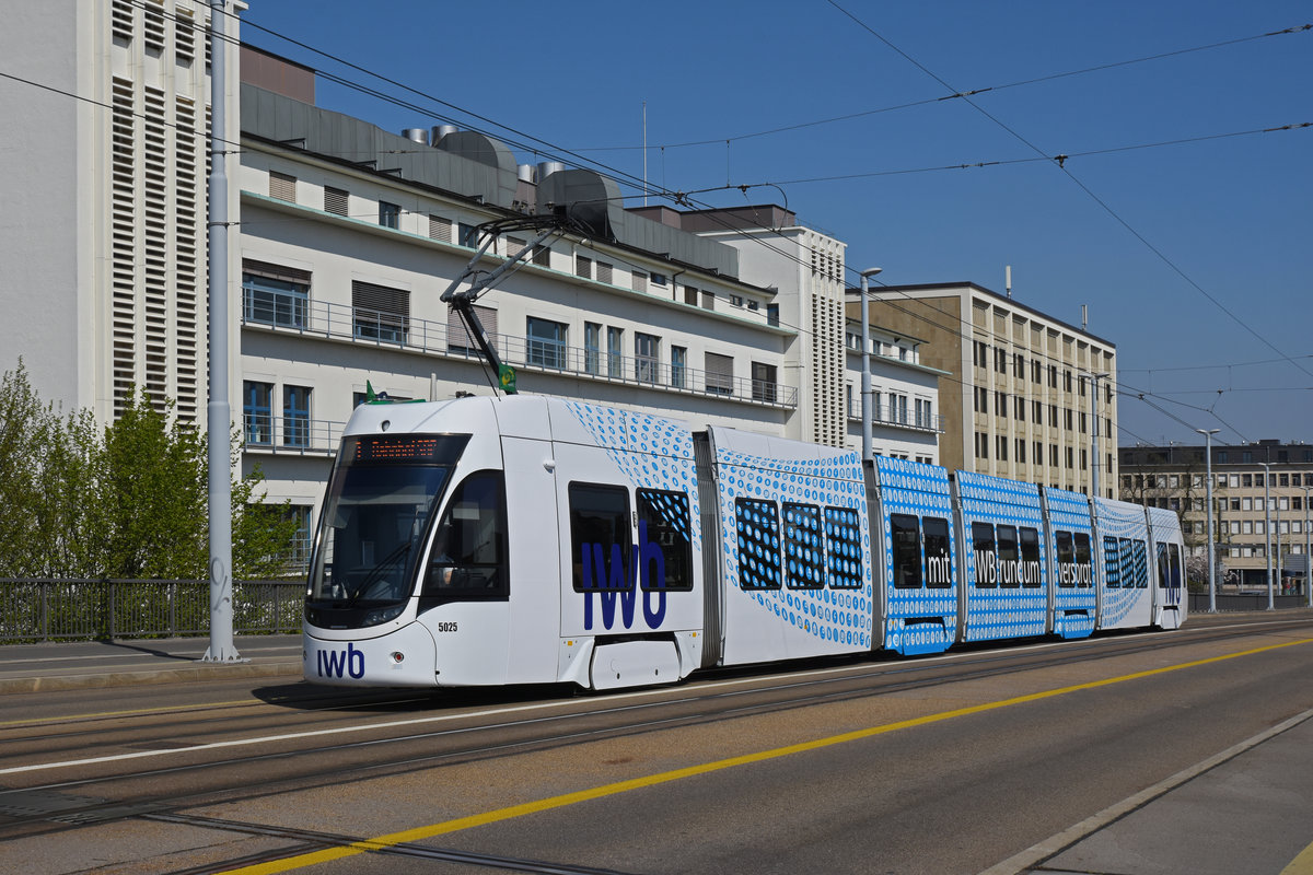 Be 6/8 Flexity 5025 mit der IWB Werbung, auf der Linie 1, überquert die Dreirosenbrücke. Die Aufnahme stammt vom 08.04.2020.