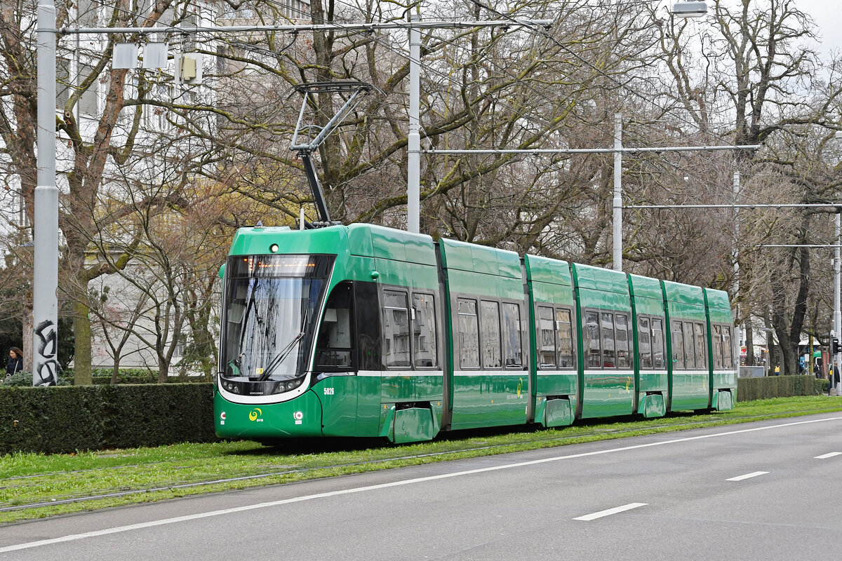 Be 6/8 Flexity 5026, auf der Linie 8, fährt am 19.02.2024 zur Haltestelle am Bahnhof SBB. Aufnahme Basel.