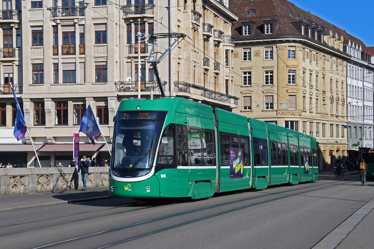 Be 6/8 Flexity 5026, auf der Linie 14, überquert am 04.11.2024 die Mittlere Rheinbrücke. Aufnahme Basel.