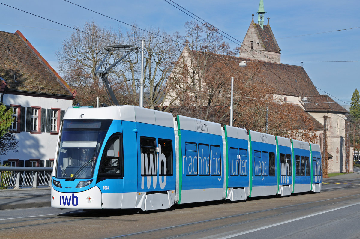 Be 6/8 Flexity 5028 löst den Be 6/8 Combino 307 mit der IWB Werbung ab. Hier fährt der Wagen zur Haltestelle der Linie 2 beim Kunstmuseum. Die Aufnahme stammt vom 08.12.2016.