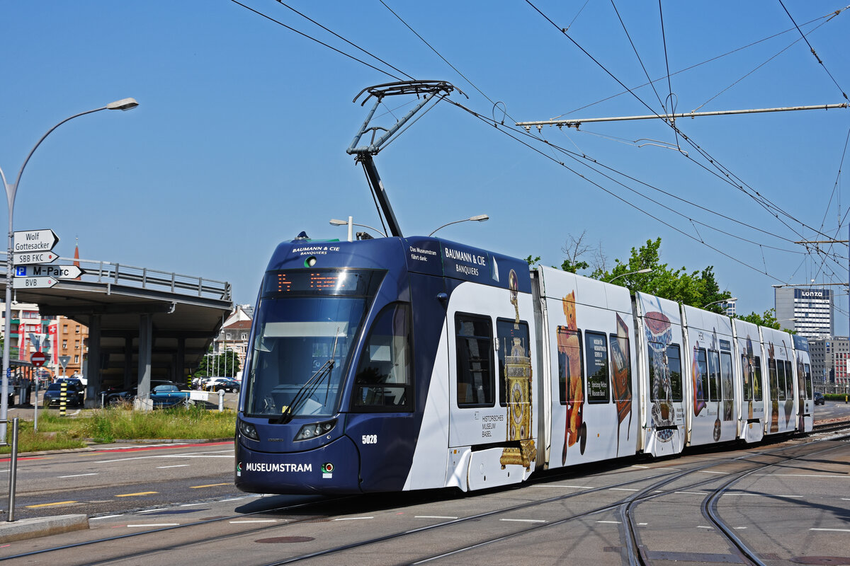 Be 6/8 Flexity 5028 mit der Werbung für die Basler Museen, auf der wegen einer Grossbaustelle zwischen Hardstrasse und Pratteln umgeleiteten Linie 14, fährt am 26.05.2023 bei der Endstation M-Parc ein.